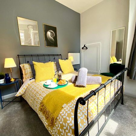 Trendy Stylish Apartment! - 5 Minute Walk To The Best Beach! - Great Location - Parking - Fast Wifi - Smart Tv - Newly Decorated - Sleeps Up To 6! Close To Bournemouth & Poole Town Centre & Sandbanks Exteriör bild