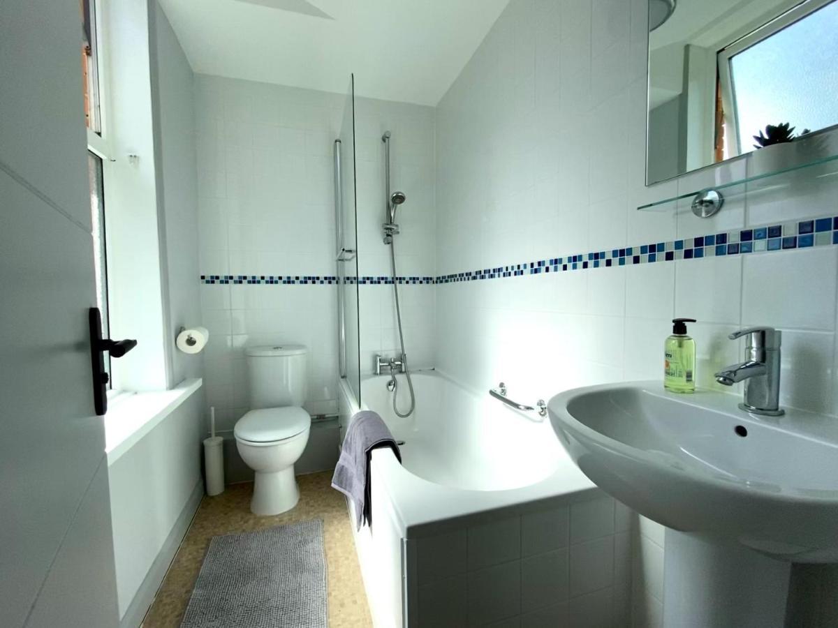 Trendy Stylish Apartment! - 5 Minute Walk To The Best Beach! - Great Location - Parking - Fast Wifi - Smart Tv - Newly Decorated - Sleeps Up To 6! Close To Bournemouth & Poole Town Centre & Sandbanks Exteriör bild