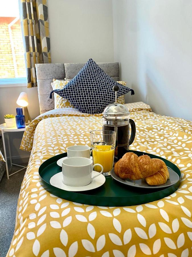 Trendy Stylish Apartment! - 5 Minute Walk To The Best Beach! - Great Location - Parking - Fast Wifi - Smart Tv - Newly Decorated - Sleeps Up To 6! Close To Bournemouth & Poole Town Centre & Sandbanks Exteriör bild